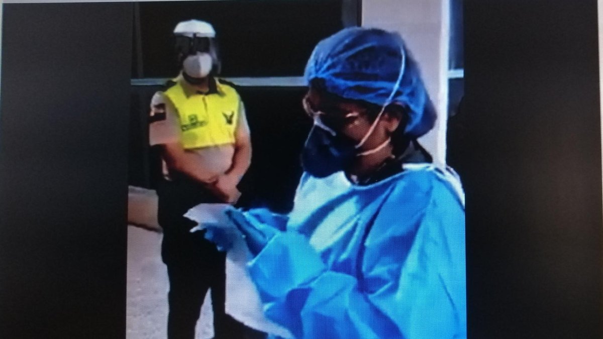 Momento en que el personal médico le dice a los pasajeros que se cambia los guantes si le dan unos nuevos, en vídeo grabado en el aeropuerto de Guayaquil.