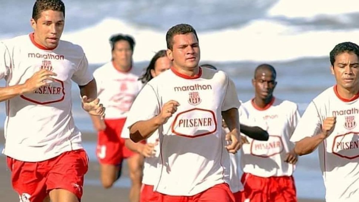 El exdelantero ecuatoriano Jasson Zambrano (c) recordó la dupla que hizo con el brasileño Rodrigo Teixeira (i).