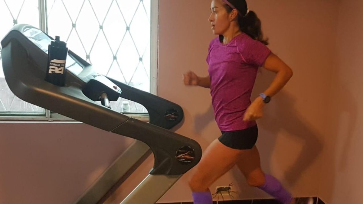 Rosalba Chacha entrena en la caminadora todos los días. No quiere practicar al aire libre por temor a contagiarse del coronavirus.
