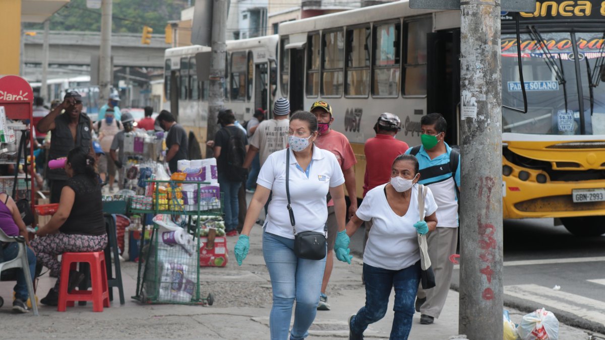 Situación. Hasta ayer, aún en rojo, la ciudad se paralizaba a las 14:00. Desde hoy, el toque es a las 18:00.