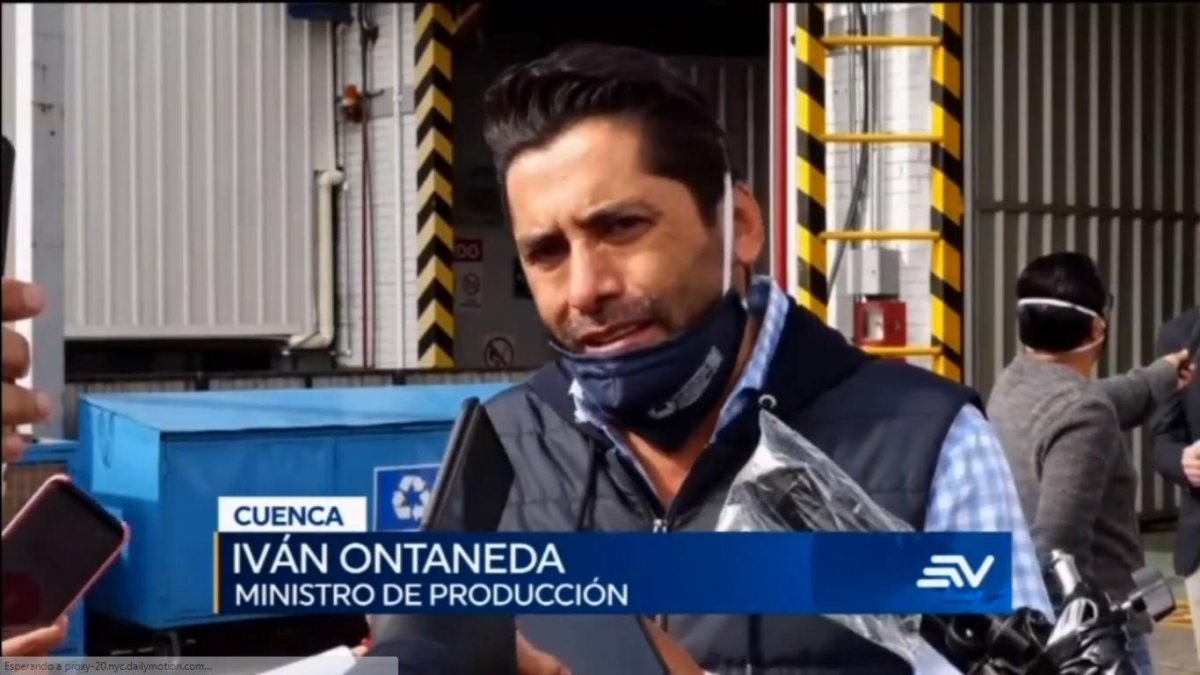 Ontaneda. Una lección de bioseguridad con el barbijo en el cogote.