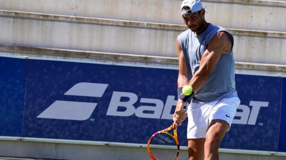 El actual # 2 del mundo retomó las actividades en las canchas de su academia, ubicada en Mallorca, España.