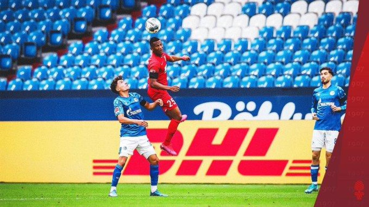 El ecuatoriano Carlos Gruezo fue titular en la goleada 3-0 de su equipo, el Augsburgo, ante el Schalke 04.