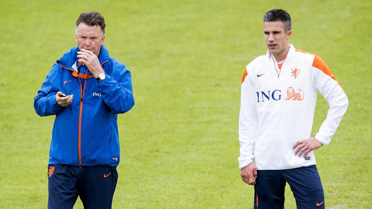 El seleccionador holandés Louis van Gaal (i) y Robin van Persie en su etapa activa. Juntos coincidieron en la selección holandesa en el Mundial 2014.