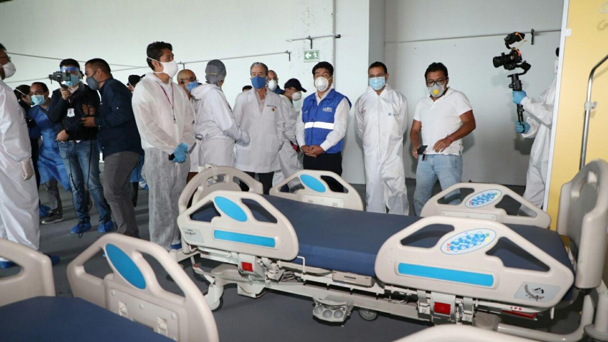 Autoridades municipales y del Ministerio de Salud durante un recorrido por el Centro de Atención Temporal.