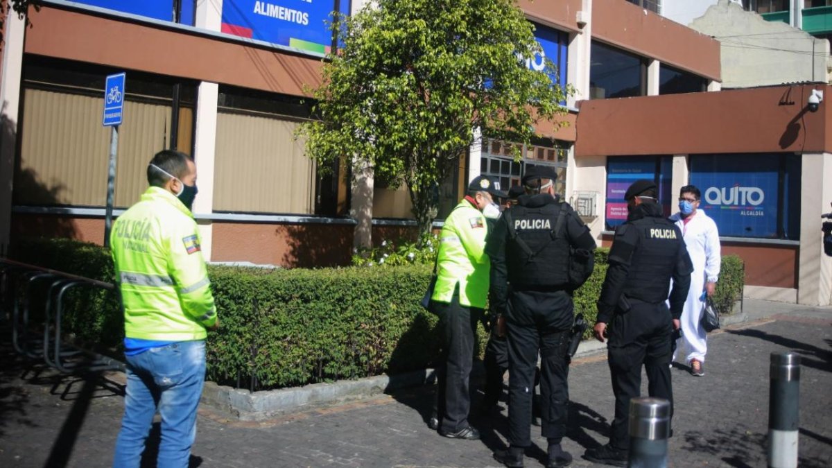 Cuatro lugares fueron allanados por la Fiscalía y la Policía por investigación de presunto sobreprecio en insumos.