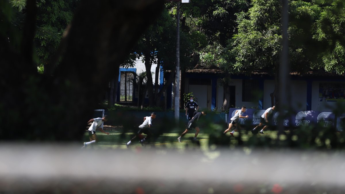 Emelec realizó sus prácticas luego de casi tres meses de para.