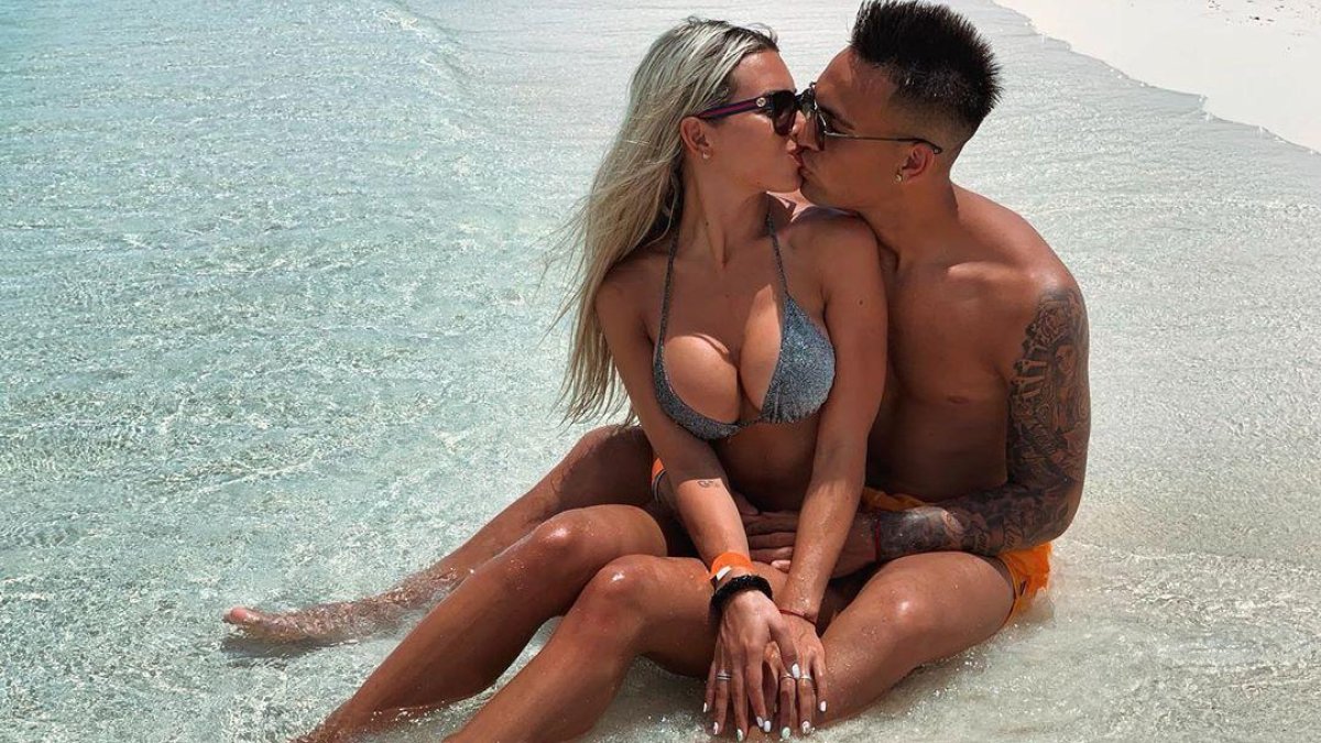 Lautaro Martínez (d), en unas vacaciones con su pareja, Agustina Gandolfo