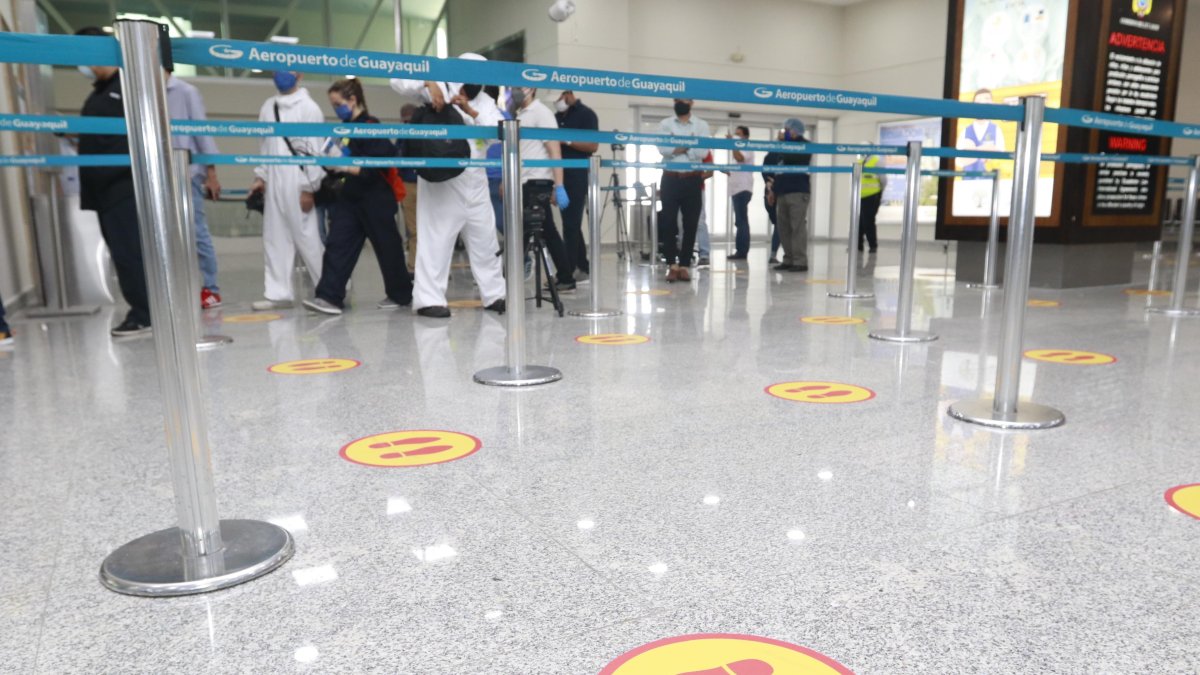 Protocolos. En las instalaciones del aeropuerto José Joaquín de Olmedo se aplican medidas de seguridad.
