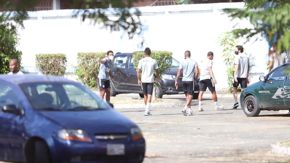 Jugadores del Bombillo camino al entrenamiento grupal de ayer jueves 28 de mayo.