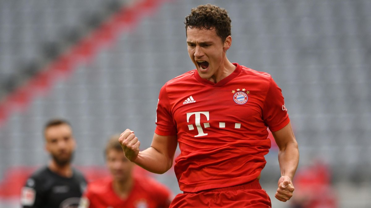 Benjamin Pavard celebra el segundo gol ante el Fortuna Duesseldorf, en la goleada que los catapultó hacia el título de la Bundesliga.