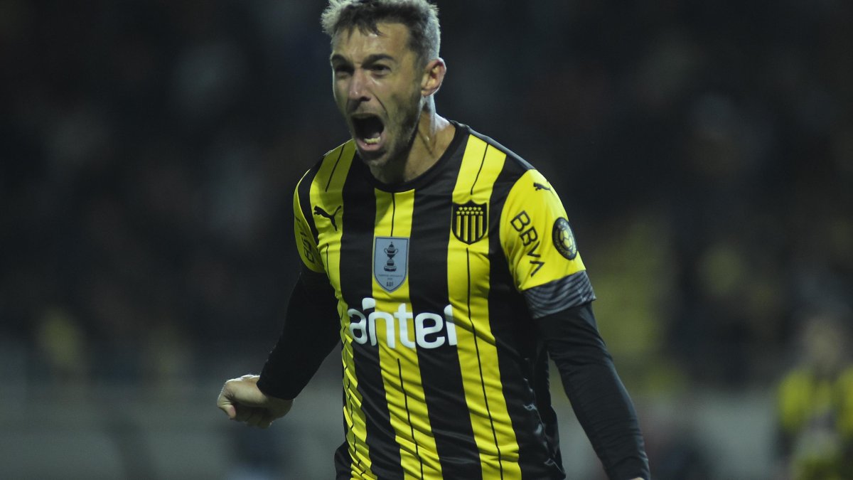 Xisco Jiménez, atacante ibérico del cuadro aurinegro, despierta interés en las filas eléctricas.