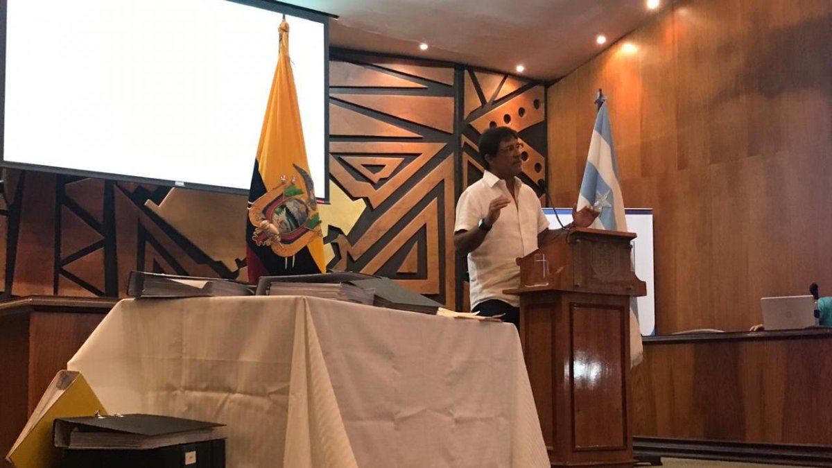 El prefecto del Guayas, Carlos Luis Morales, se defiende de las acusaciones durante una rueda de prensa este 1 de junio.