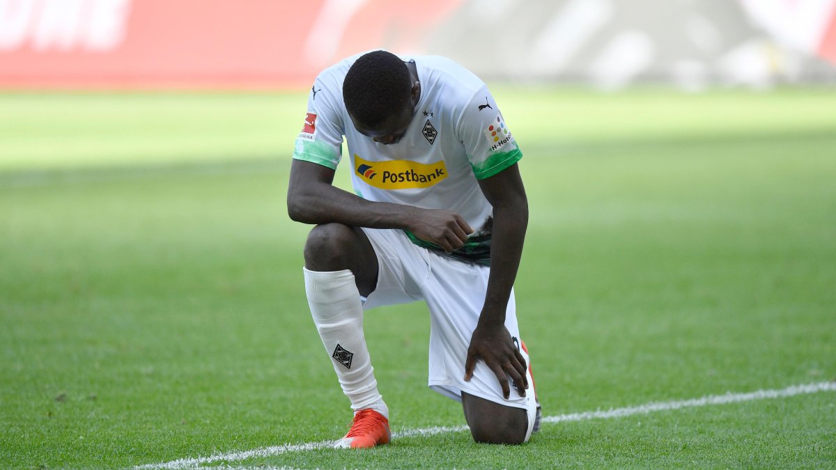 El jugador francés del Moenchengladbach's de Alemania, Marcus Thuram, se arrodilló en señal de duelo luego de anotar el fin de semana pasado en la Bundesliga