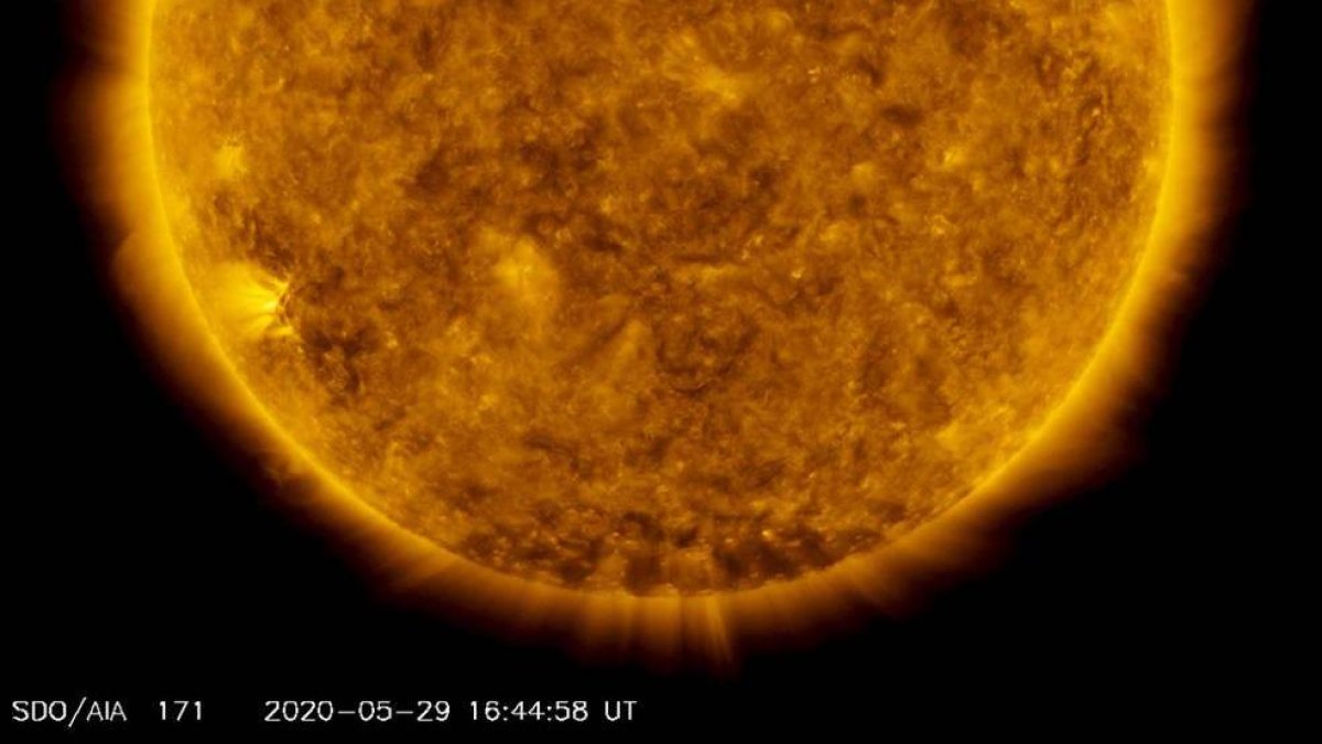 El 29 de mayo una llamarada solar de clase M relativamente pequeña surgió de distintas manchas solares.