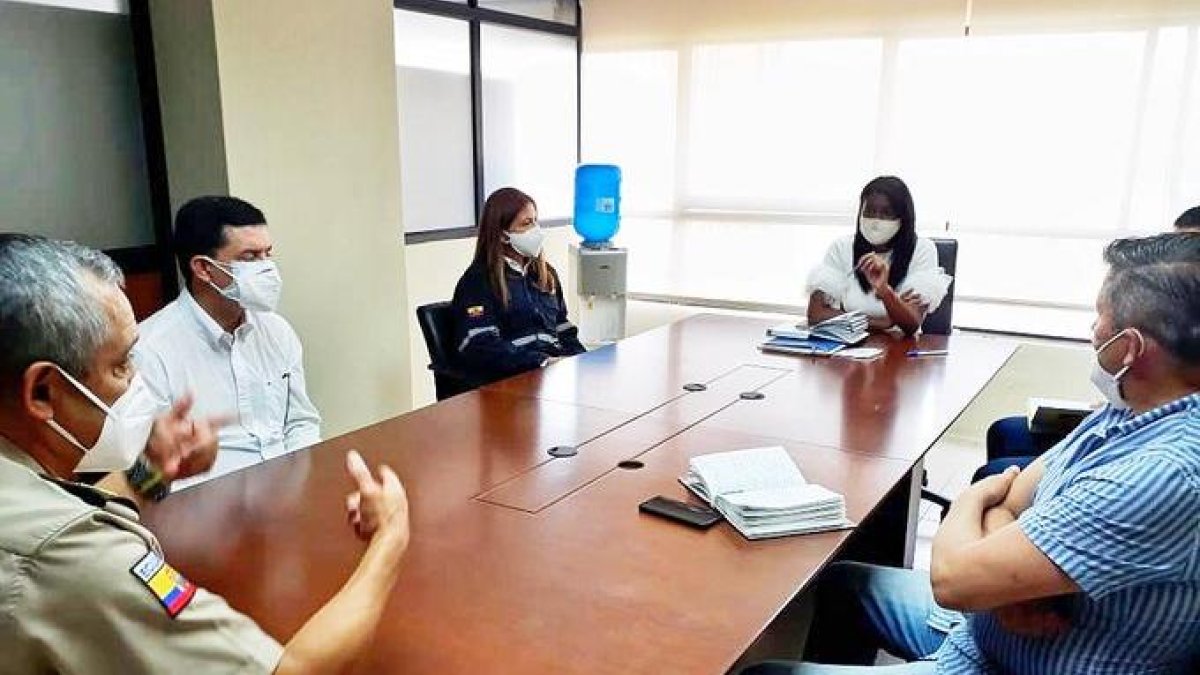 La fiscal Diana Salazar habla con el comandante general de la Policía, Patricio Carrillo, sobre las investigaciones de los casos de corrupción.