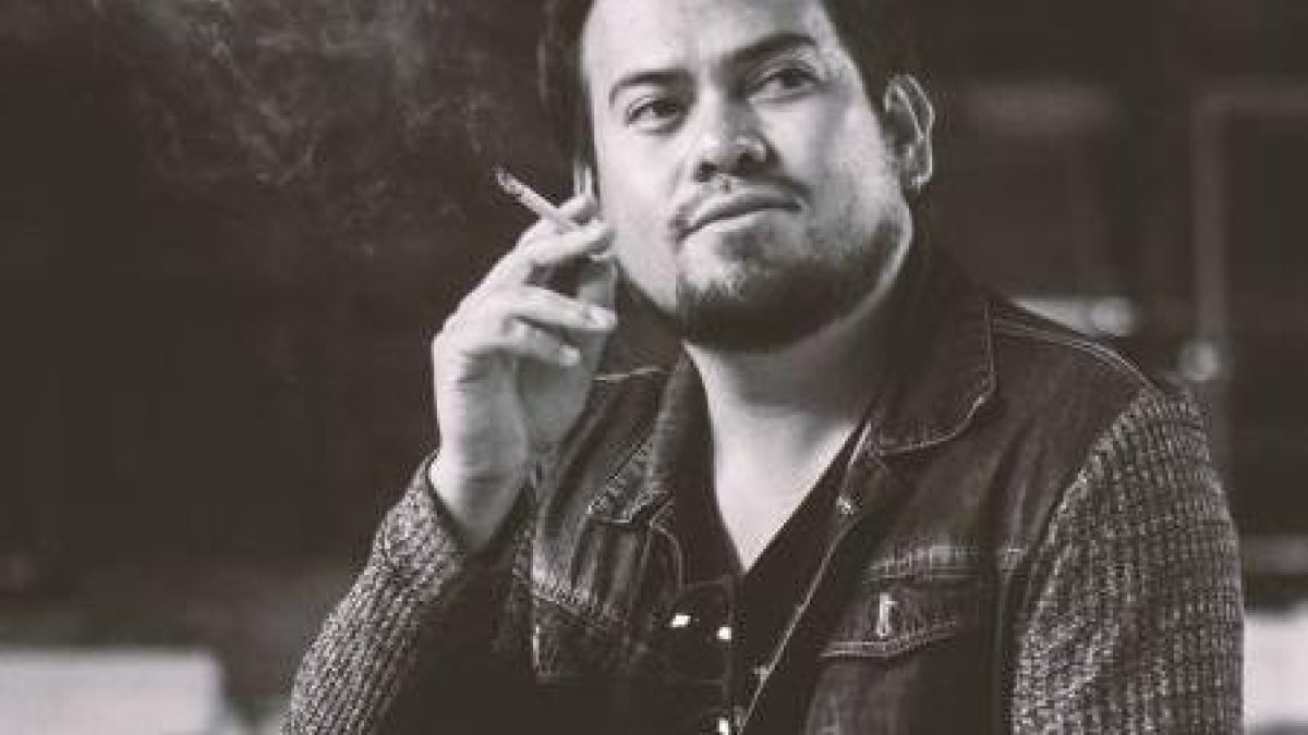 Ávila es escritor y psicólogo. Ha participado en varias antologías y su primer libro, 'Disonancias' se publicó en 2017.