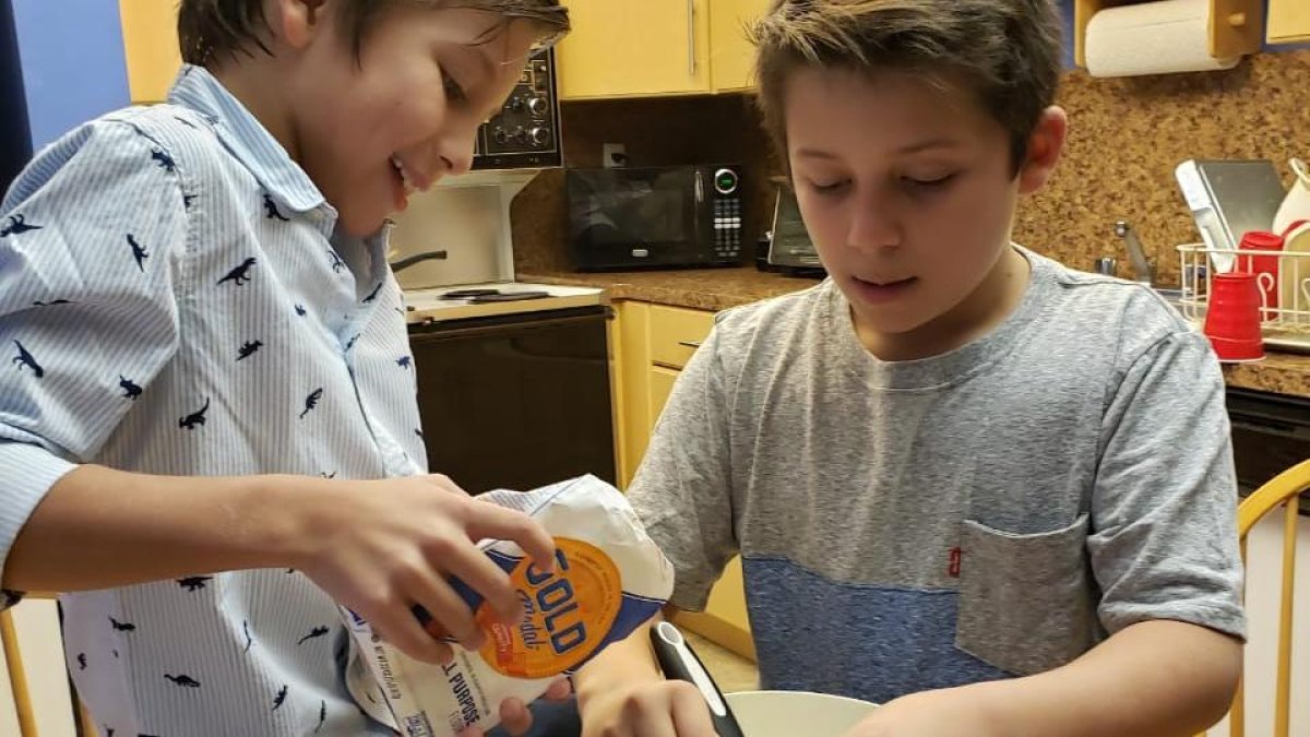 Los niños Matías y Fausto Benites Pérez durante la preparación de las galletas.