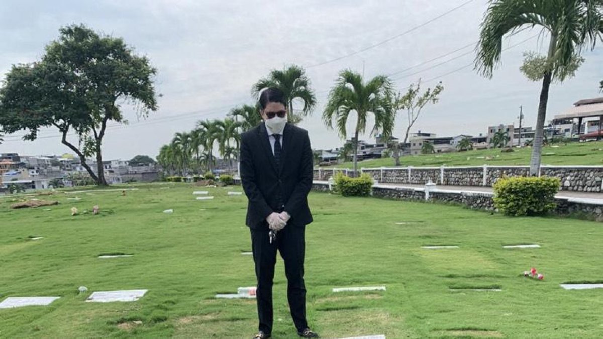 Daniel Rivera frente a la tumba donde al parecer está el cuerpo de su padre, Jimmy.