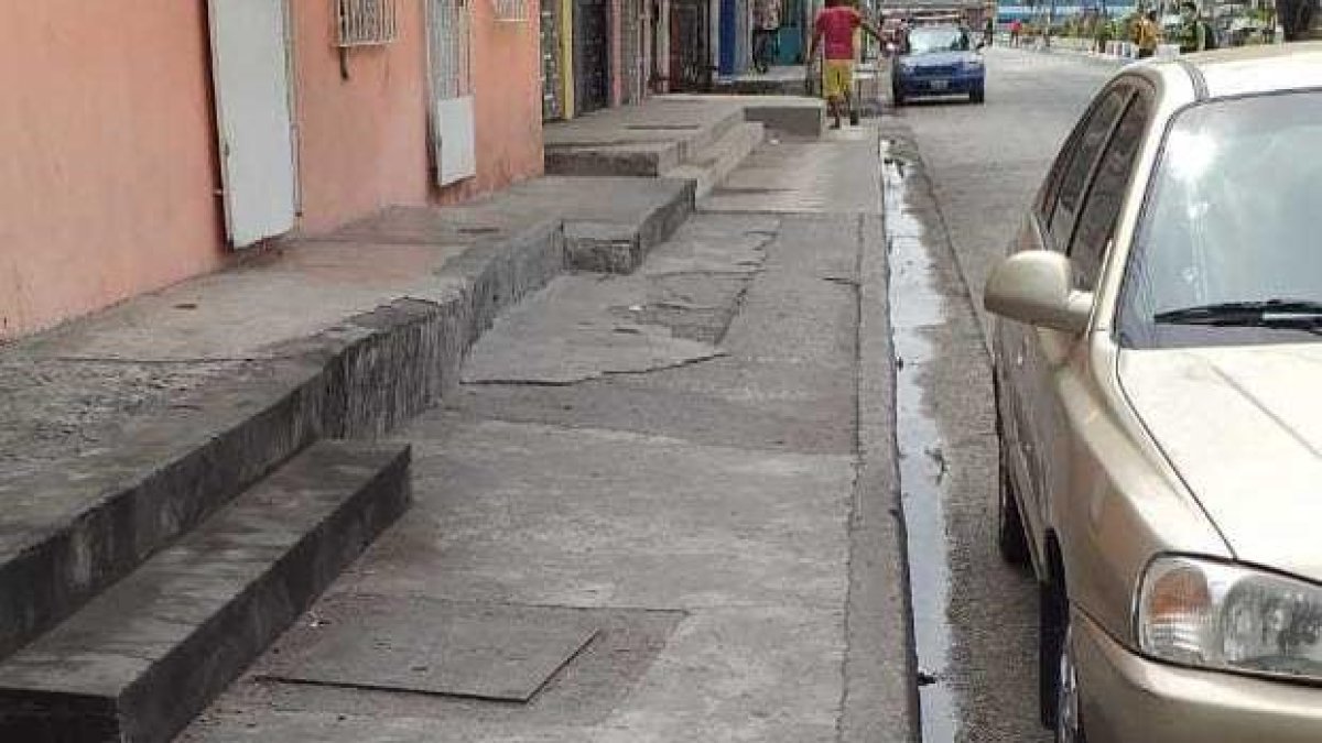 En la calle Mercedes Arzube de Roca la alcantarilla está desborda, el agua servida llena de malos olores al sector.
