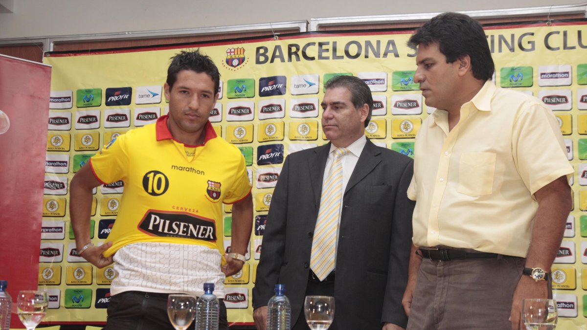 Alfonso Harb (derecha), expresidente de Barcelona, en la presentación del volante colombiano Rodrigo Marangoni (izquierda), en enero de 2011.