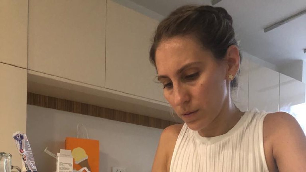 Jessica Abouganem elabora el pan 'jalá' de origen judío.