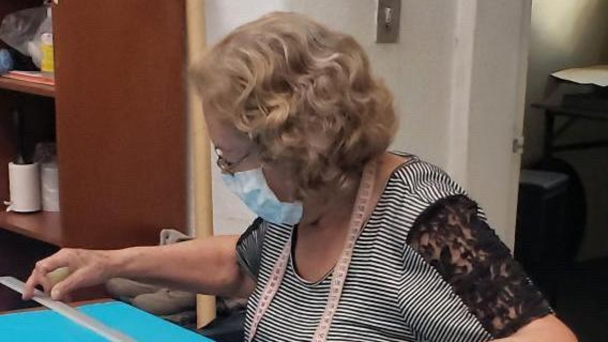 Grandes y pequeñas industrias elaboran mascarillas reusables