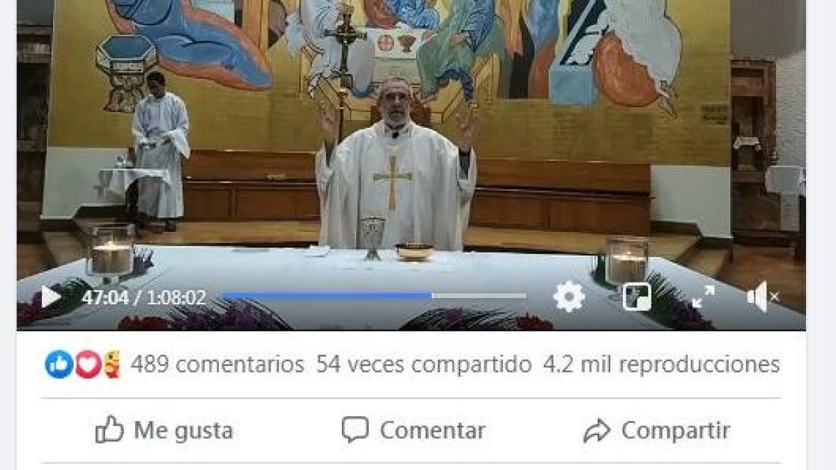 El padre Julián Ballesta, párroco de la iglesia Santo Tomás de Aquino, de Guayaquil, durante una de las misas transmitidas en línea.