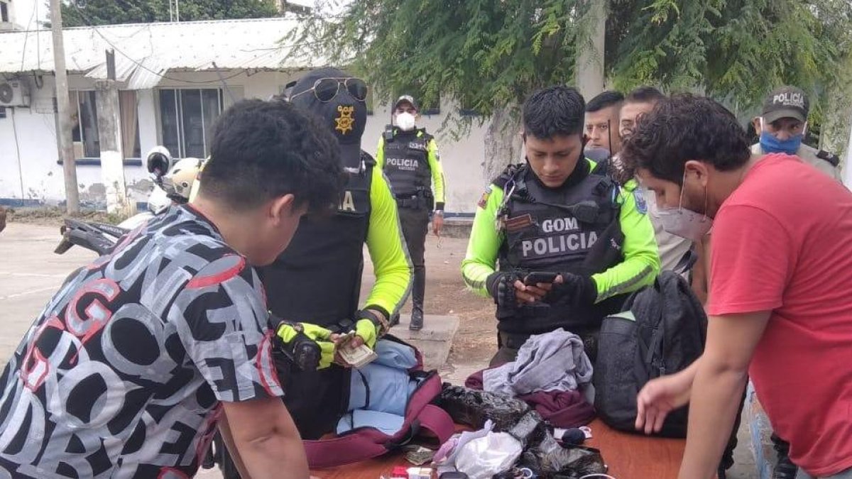 Con tres mochilas intentaban ingresar los dos ciudadanos a Ecuador.
