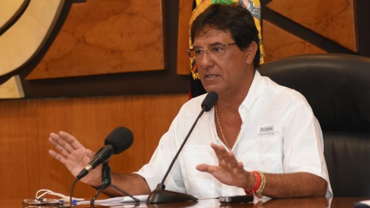 El prefecto Morales en la reciente sesión de Consejo en la que recibió apoyo de varios alcaldes de la provincia.