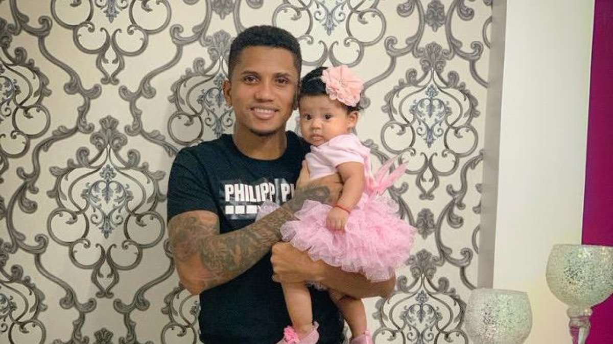 Bryan de la Torre con Alaia, quien tiene cinco meses.