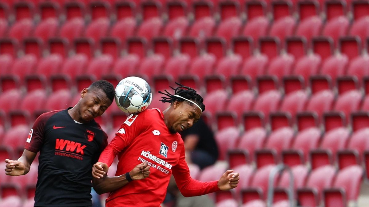 Carlos Gruezo disputa el balón con Jean Paul Boetius del Mainz 05 en el partido por la Bundelisga, este domingo