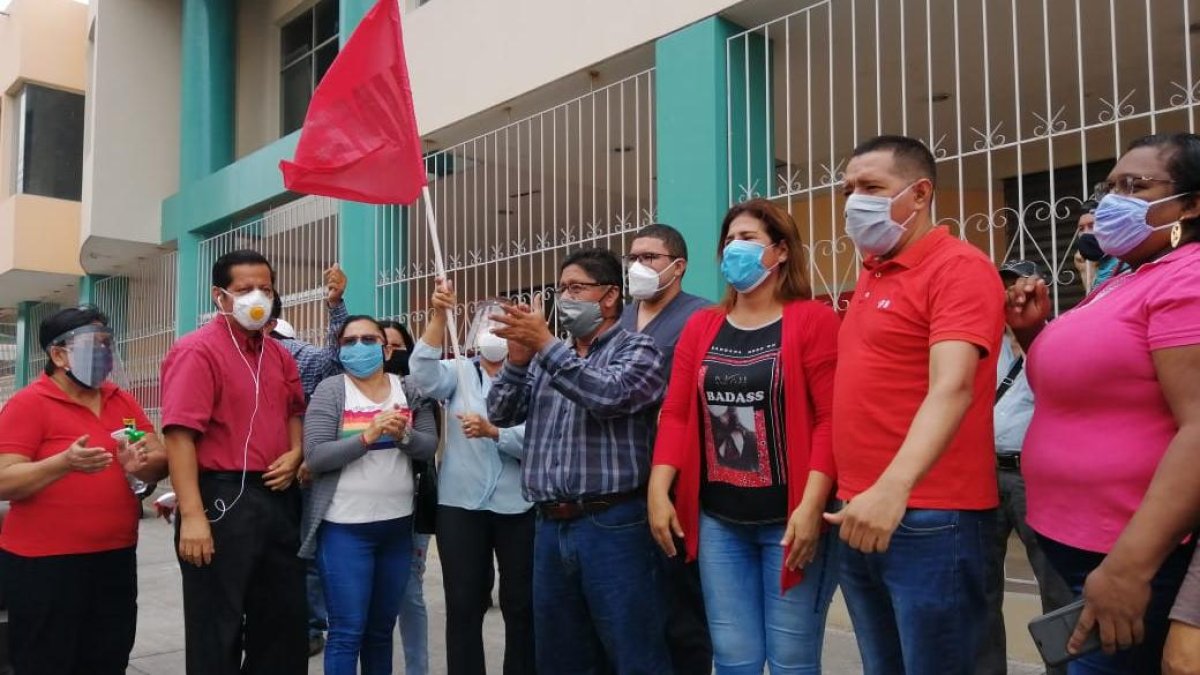 Los maestros realizaron una protesta para exigir el pago de sus haberes.