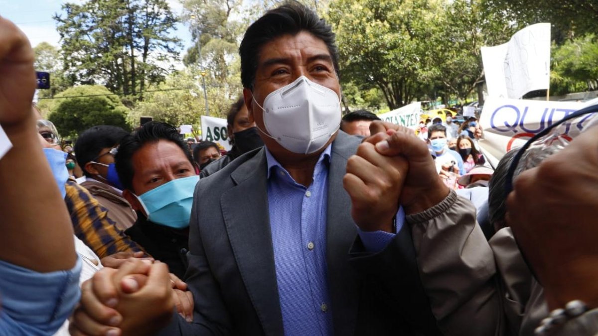 El alcalde Jorge Yunda llegó en medio de gritos de apoyo de sus simpatizantes a los que nos les importó mantener la distancia para evitar la propagación del COVID-19.