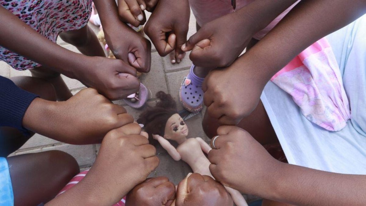 Un grupo de niñas afroecuatorianas del sector La Trinitaria de Guayaquil, posan para EXPRESO.