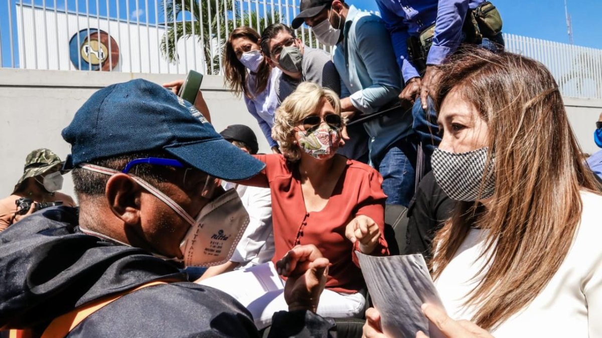 Hecho. La alcaldesa de Guayaquil durante la entrega de Kits, ayer, en la ciudad.