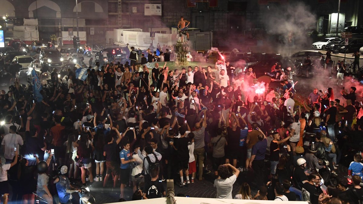 Unas 5.000 personas coparon la Plaza Trieste y Trento de Nápoles, donde muchos hinchas se lanzaron a la Fuente del Carciofo.