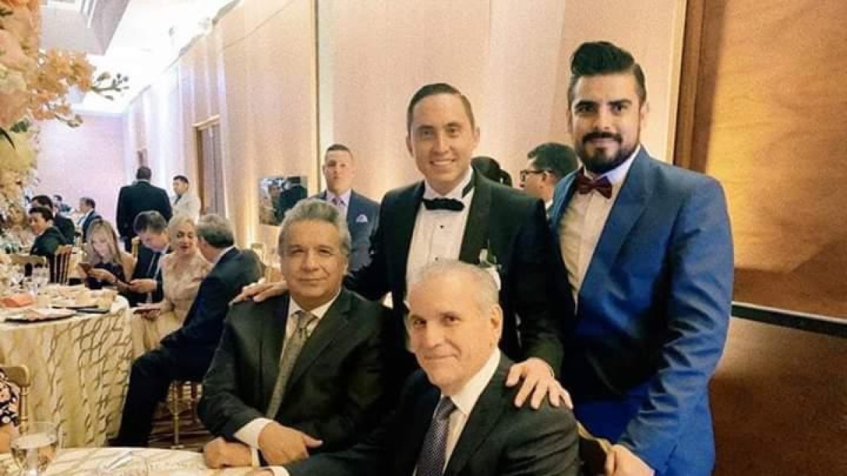 Matrimonio. Daniel Mendoza posa con sus invitados de lujo.