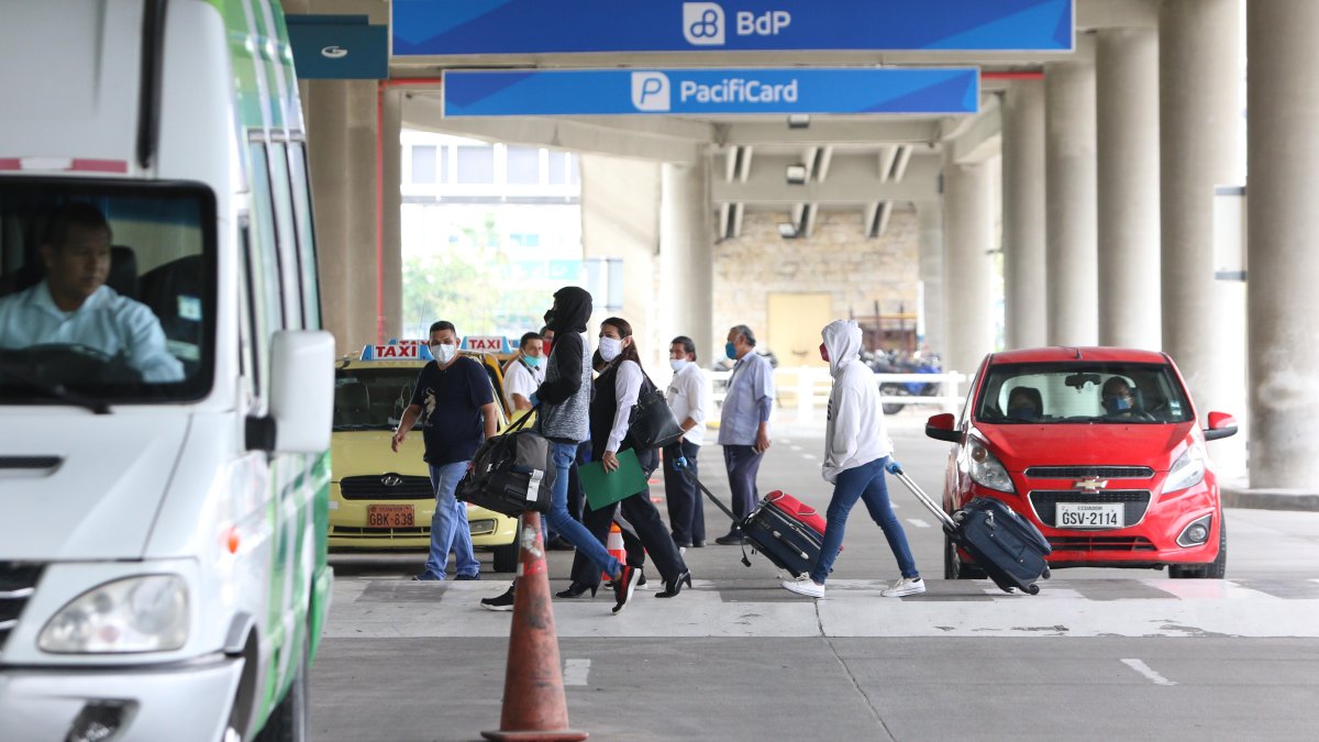 Hecho. El MTOP informó que desde hoy todos los pasajeros de vuelos domésticos deberán contar con una prueba COVID-19 con resultado negativo, realizada dentro de las 72 horas previas al viaje.