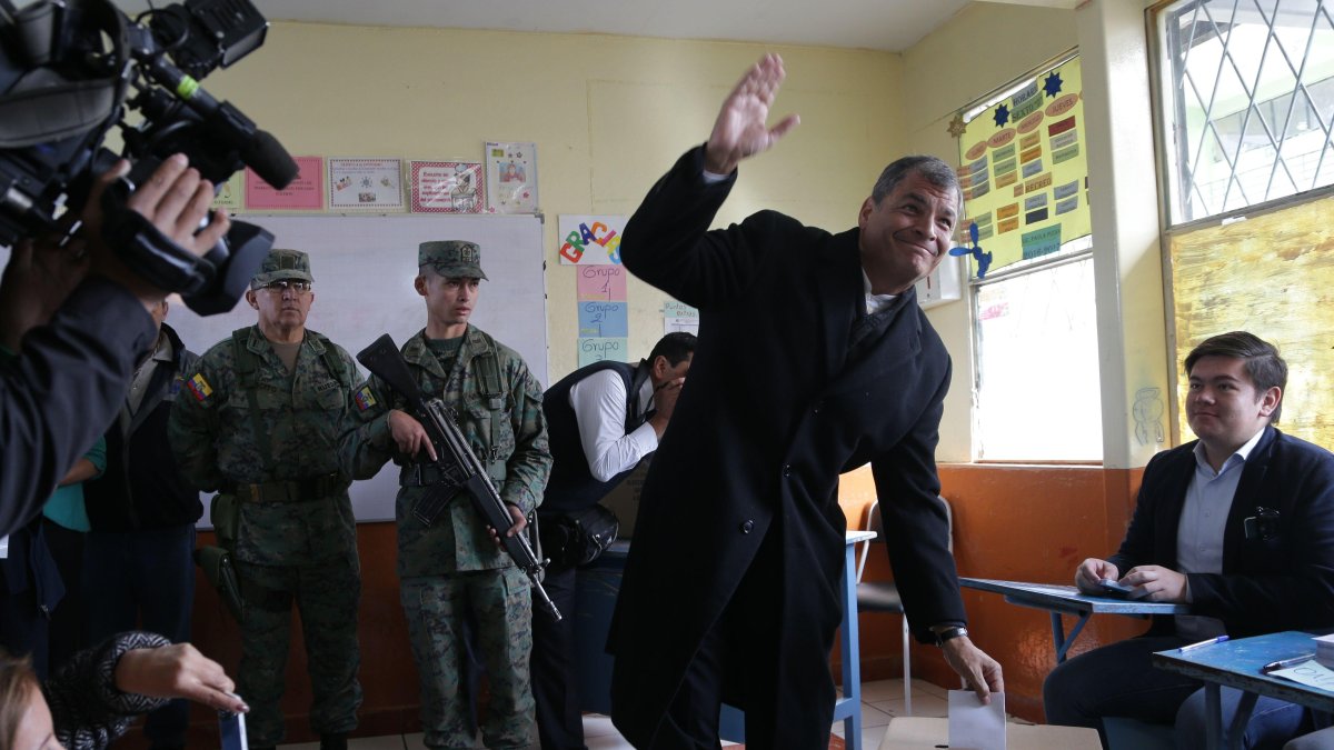 El expresidente Rafael Correa en las últimas elecciones presidenciales de 2017.






Agencia(ag-extra ag-expreso ag-quito)
