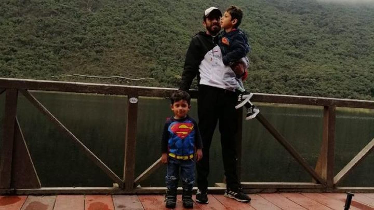 El marchista ecuatoriano con sus dos grandes motores de superación: Santiago (5) en brazo y Joaquín (3)