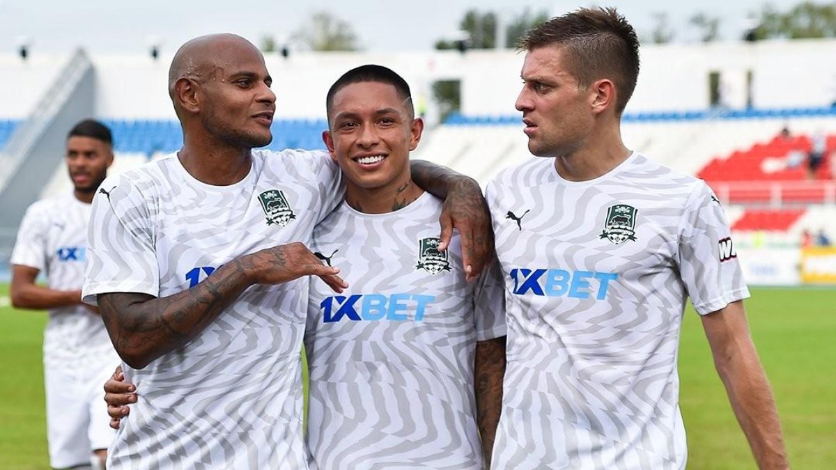 El retorno a la competencia de Cristian Ramírez (c) con el Krasnodar fue aplazado en la liga rusa.