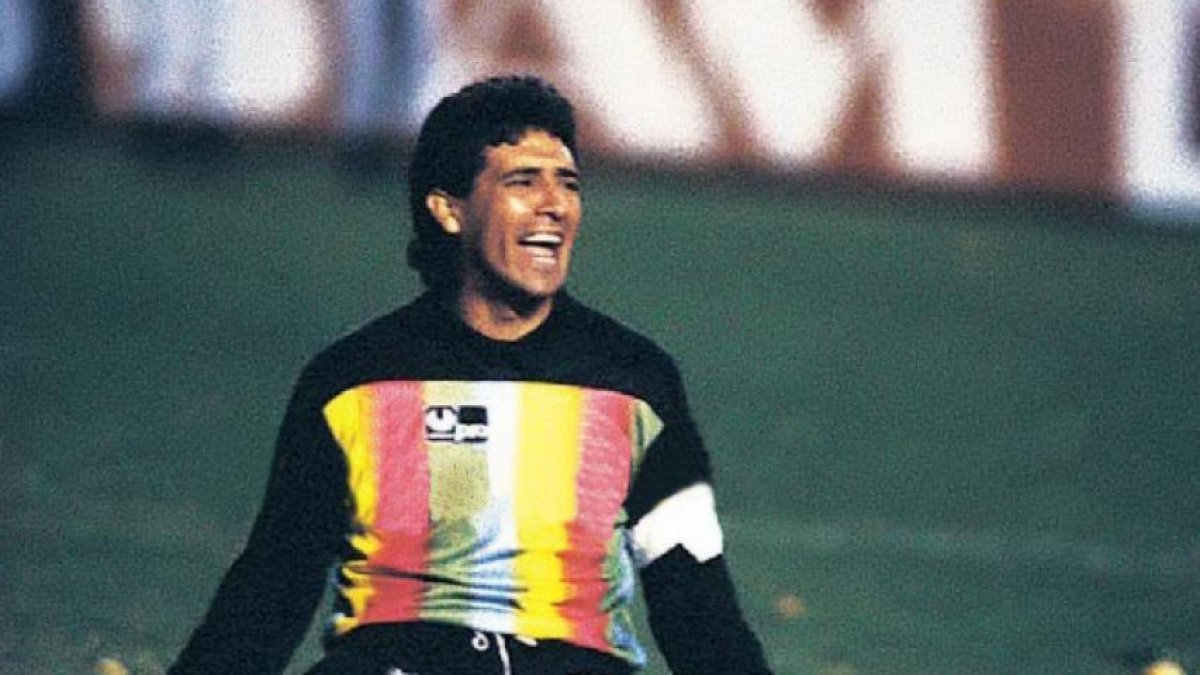 Carlos Luis Morales se arrodilla y festeja luego de atajarle el penal a José Tiburcio Serrizuela en 1990.