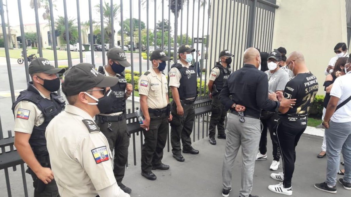 Amigos y simpatizantes de Carlos Luis Morales en las afueras del parque de la paz.