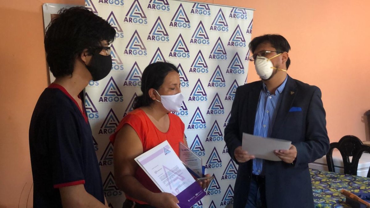 Entrega. El rector de la institución viajó esta mañana a Playas para entregar las becas a la familia.