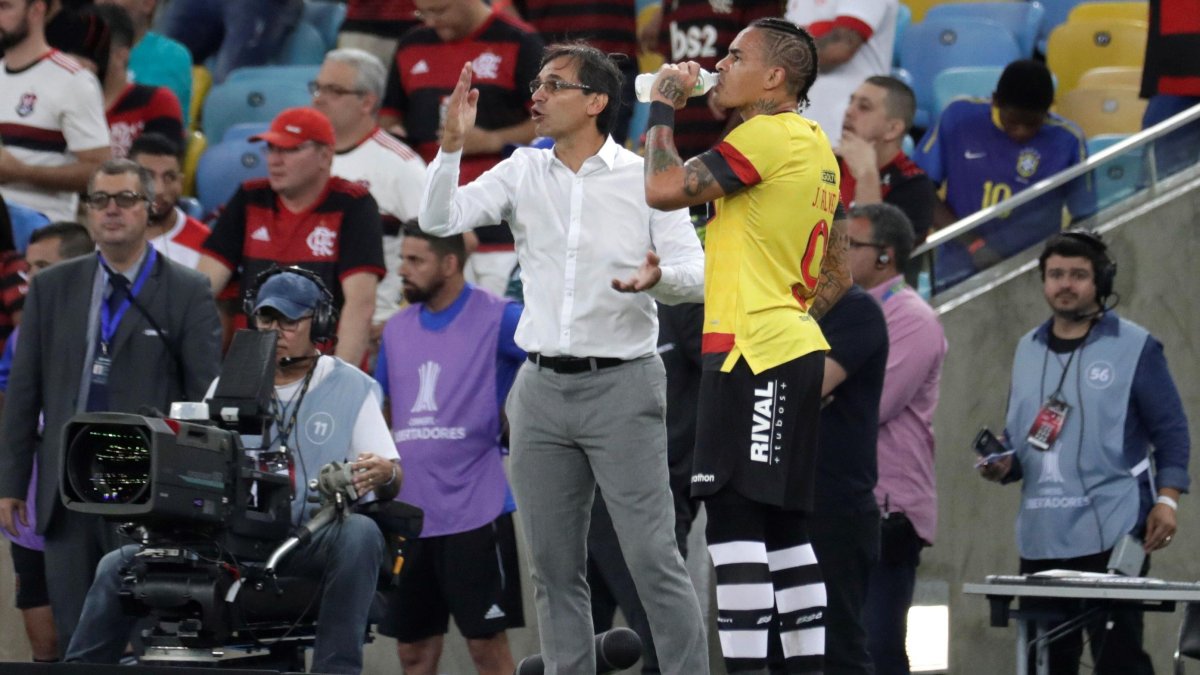 El técnico de Barcelona, Fabián Bustos (i), da instrucciones en un partido del grupo A de la Copa Libertadores entre Flamengo y Barcelona SC, en el estadio Maracaná en Río de Janeiro (Brasil).