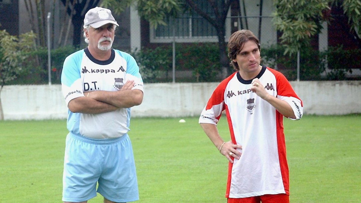 Cachín Blanco (i) llegó en 2005 a Emelec, junto al DT está Leonardo Luppino, volante argentino.