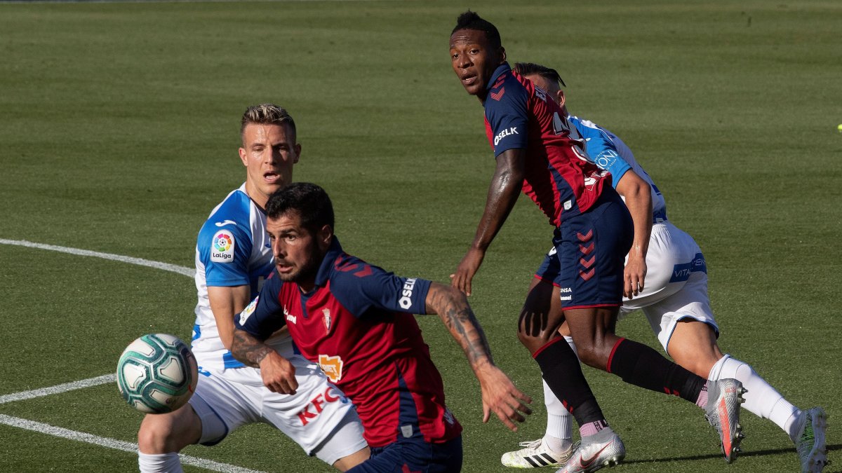 Pervis Estupiñán (d) jugó los 90 minutos contra el Leganés.