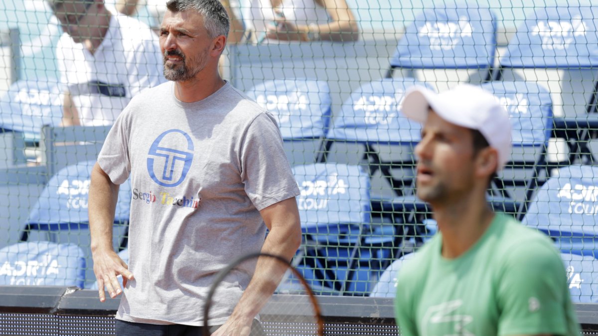 Goran Ivanisevic, preparador físico de Djokovic (i), y el propio tenista (d), dieron positivo por coronavirus tras el Adria Tour.