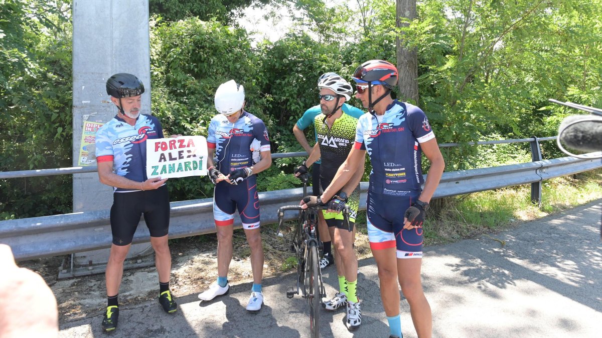 Varios grupos de ciclistas han llegado hasta las afueras del hospital de Siena donde permanece aislado desde el pasado 19 de junio Zanardi